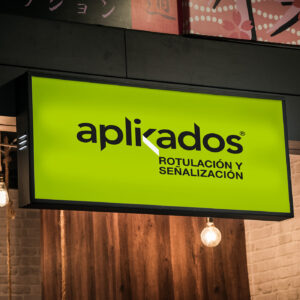 Vinilo adhesivo translúcido para renovar rótulos luminosos de negocio